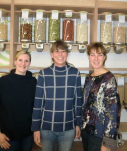 Meike Rao, Isabelle Scholtes, Susanne Scheller stehen in ihrem Unverpackt-Laden in Rimbach