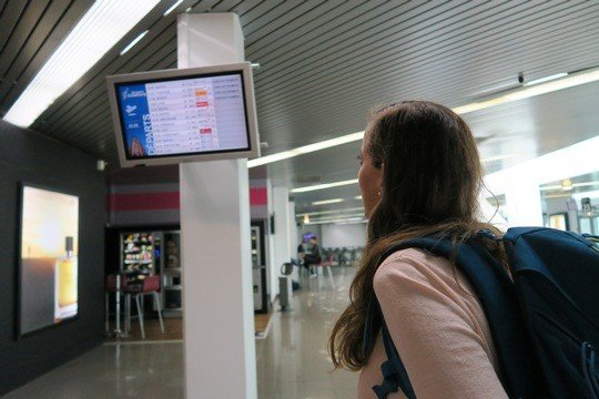 Frau schaut auf Anzeigentafel am Flughafen Copyright: Europäisches Verbraucherzentrum Deutschland