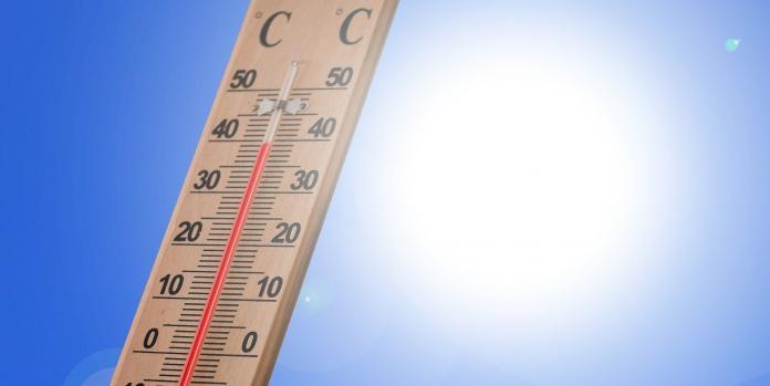 Thermometer zeigt fast 40 Grad an vor heller Sonne