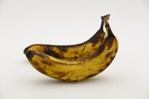 Eine Banane mit braunen Flecken Bild: Pixabay
